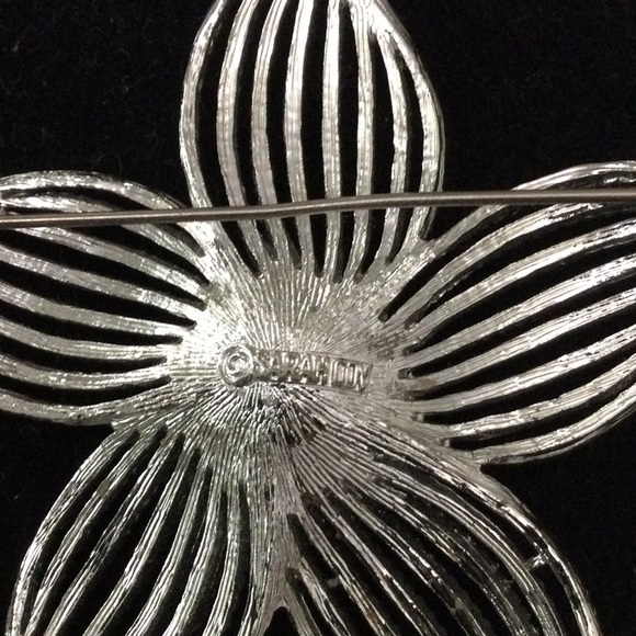 Beautiful Vintage Brooch. Silver Metal with Pearl-like Stone - Picture 4 of 5